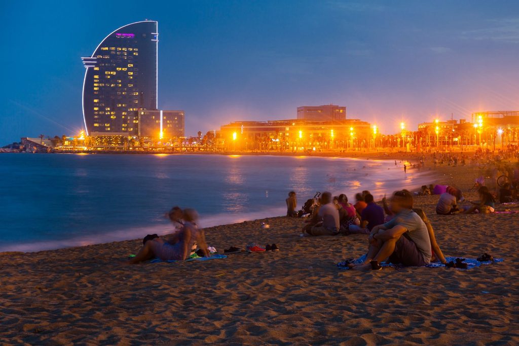 Plaża Barceloneta nocą